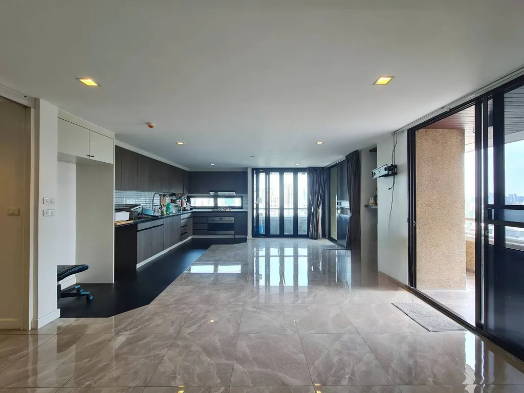 Kitchen (view 2) of the 3-bedroom condo (177 sq.m.) at Asoke Tower