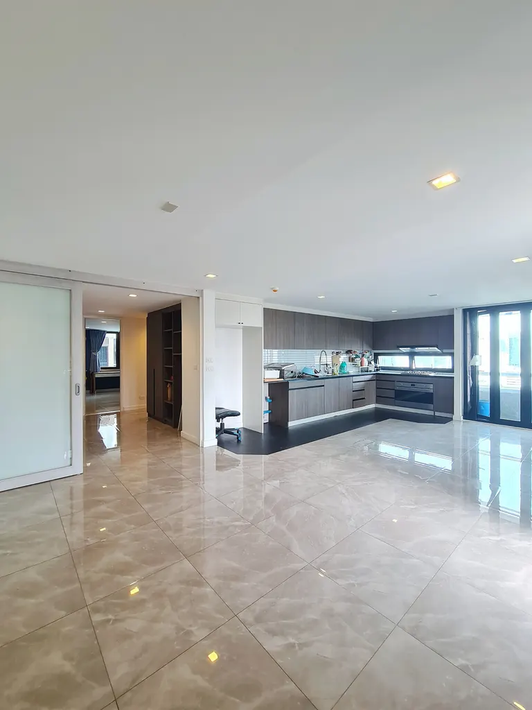 Kitchen (view 3) of the 3-bedroom condo (177 sq.m.) at Asoke Tower