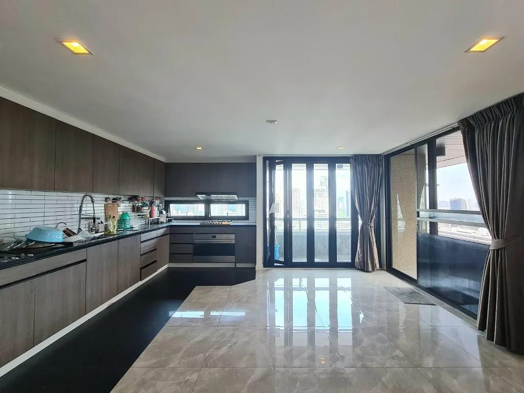 Kitchen (view 4) of the 3-bedroom condo (177 sq.m.) at Asoke Tower