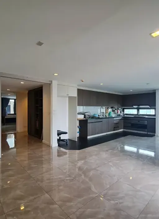 Living room of the 3-bedroom condo (177 sq.m.) at Asoke Tower