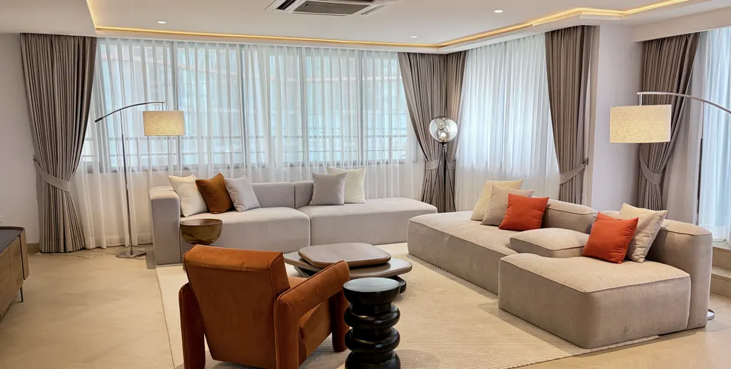 Living room (view 2) of the 4-bedroom condo (340 sq.m.) at Baan Piya Sathorn