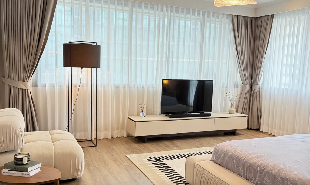 Living room (view 4) of the 4-bedroom condo (340 sq.m.) at Baan Piya Sathorn