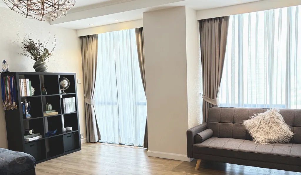 Living room (view 5) of the 4-bedroom condo (340 sq.m.) at Baan Piya Sathorn
