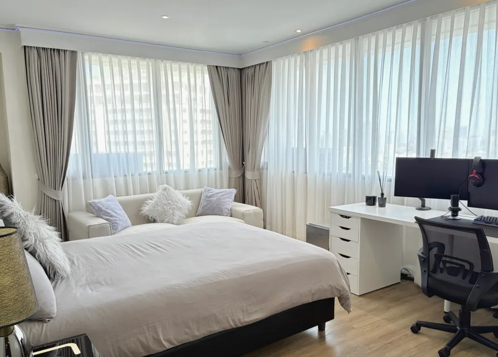 Bedroom (view 3) of the 4-bedroom condo (340 sq.m.) at Baan Piya Sathorn