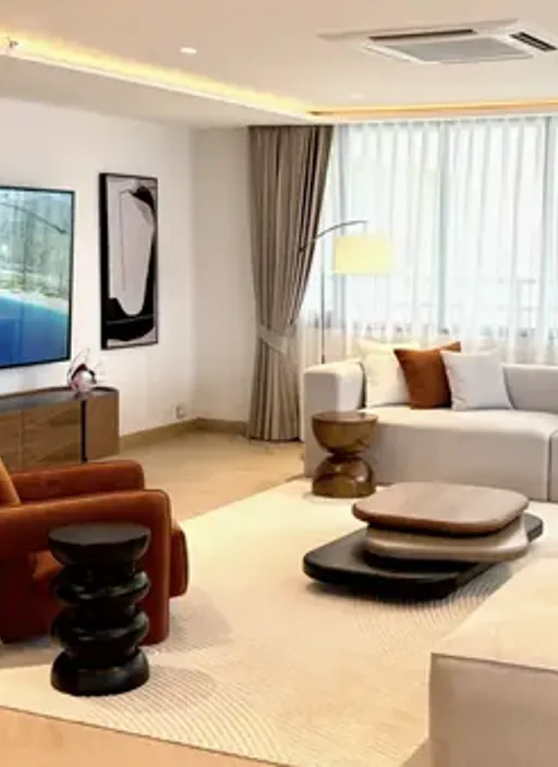 Living room of the 4-bedroom condo (340 sq.m.) at Baan Piya Sathorn