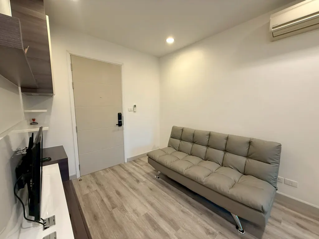 Living room (view 2) of the 1-bedroom condo (35 sq.m.) at Centric Sathorn-St. Louis