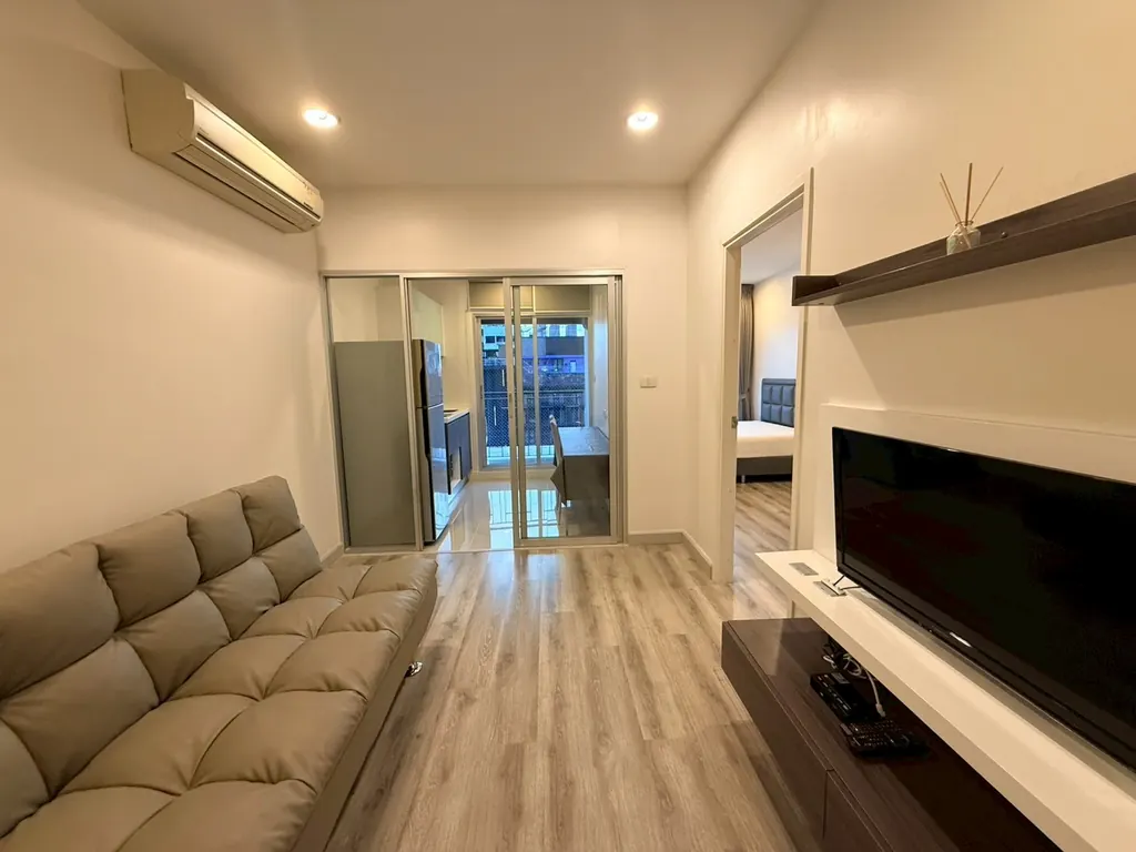 Living room (view 3) of the 1-bedroom condo (35 sq.m.) at Centric Sathorn-St. Louis
