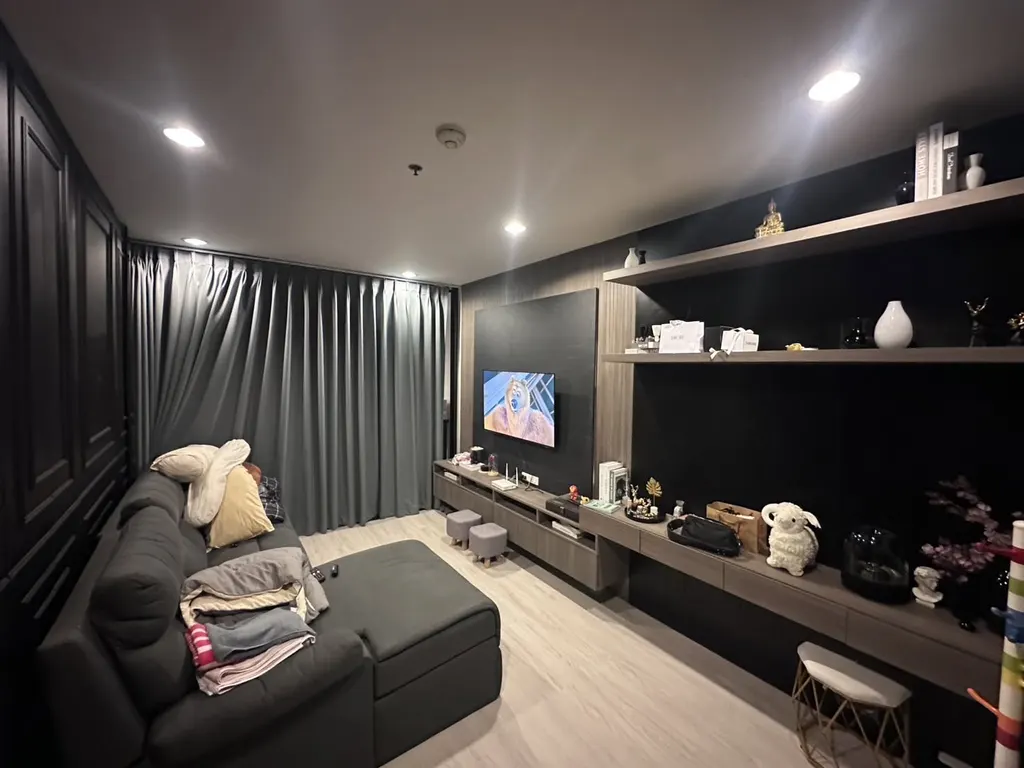 Living room of the 2-bedroom condo (84 sq.m.) at The Address Siam