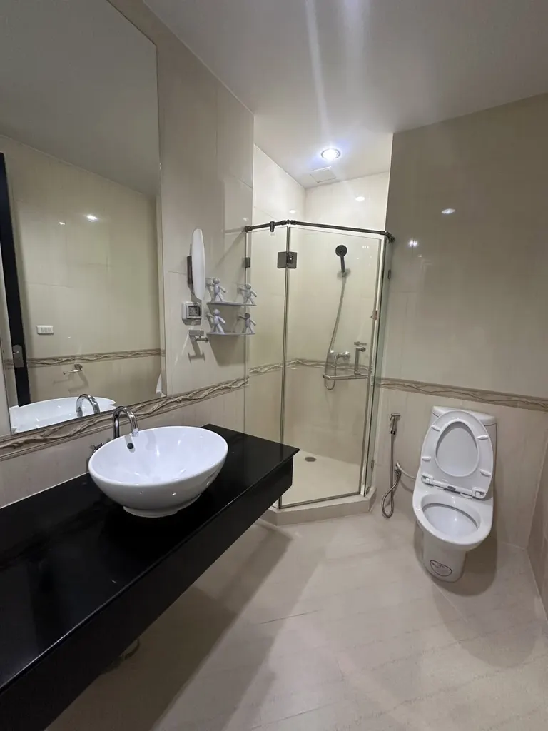 Bathroom (view 3) of the 2-bedroom condo (84 sq.m.) at The Address Siam