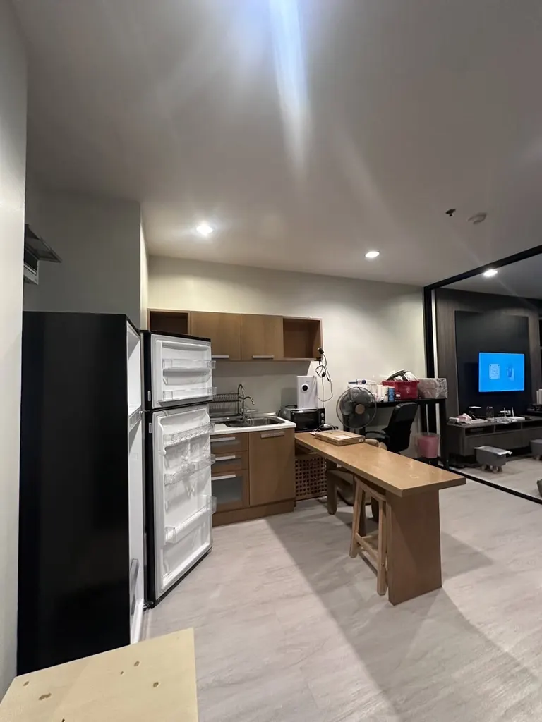 Kitchen (view 2) of the 2-bedroom condo (84 sq.m.) at The Address Siam