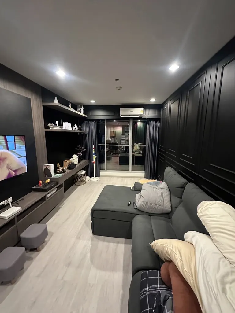 Living room (view 2) of the 2-bedroom condo (84 sq.m.) at The Address Siam