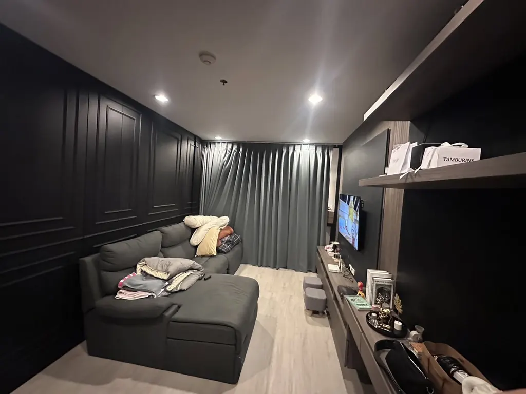 Living room (view 3) of the 2-bedroom condo (84 sq.m.) at The Address Siam