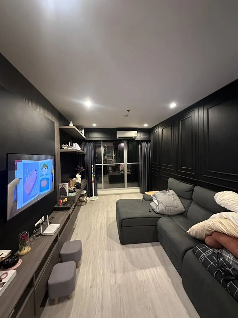 Living room (view 4) of the 2-bedroom condo (84 sq.m.) at The Address Siam