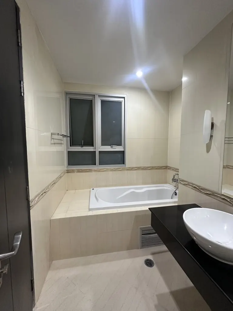 Bathroom (view 2) of the 2-bedroom condo (84 sq.m.) at The Address Siam