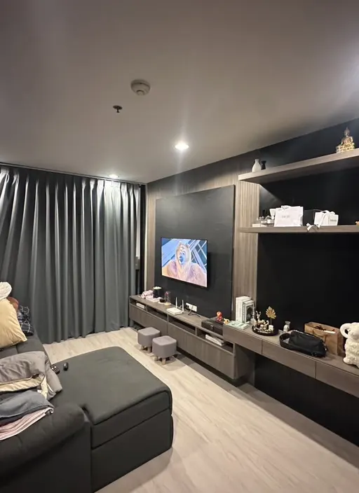Living room of the 2-bedroom condo (84 sq.m.) at The Address Siam
