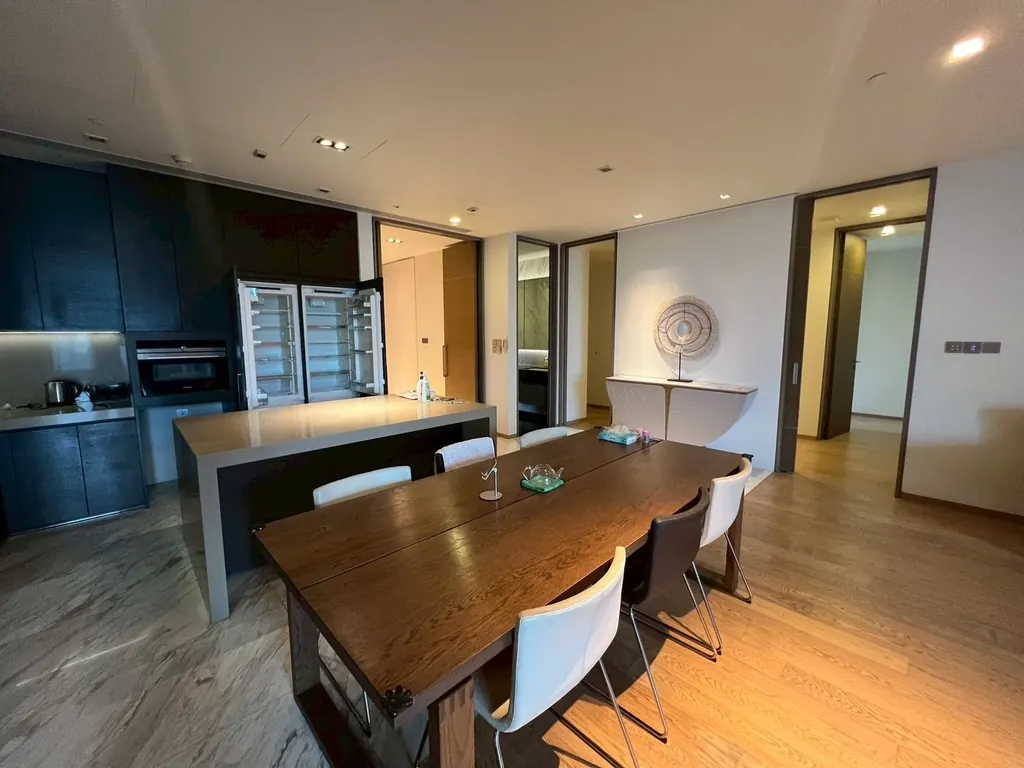 Photo 3 of listing DA-3025703: 3-bedroom condo (225.85 sq.m.) at Saladaeng One