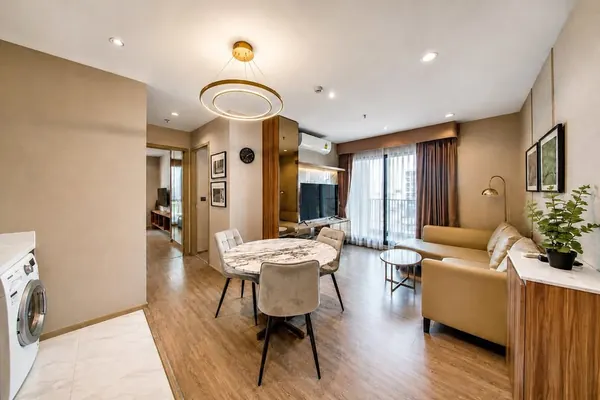 Living room of the 2-bedroom condo (70 sq.m.) at Rhythm Ekkamai