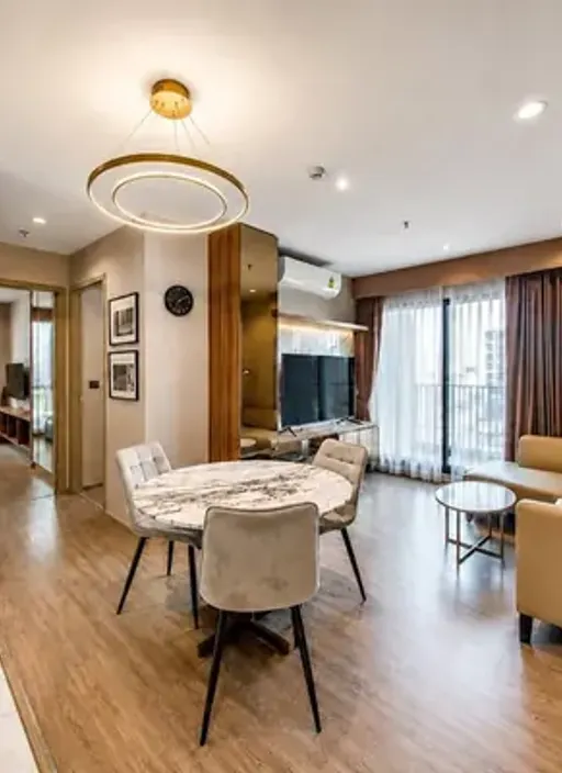 Living room of the 2-bedroom condo (70 sq.m.) at Rhythm Ekkamai