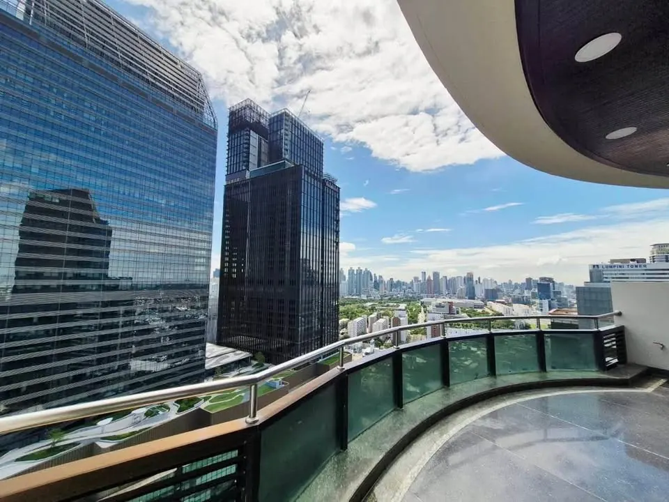 Balkon der 3-Zimmer-Wohnung (276 m²) im Lumpini Park View