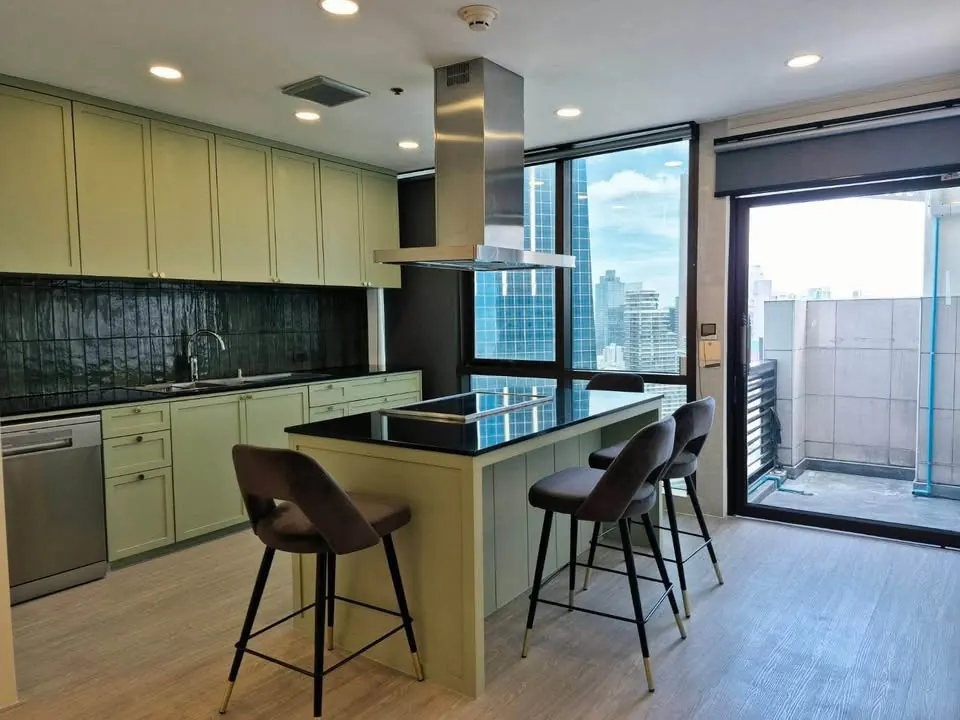 Küche der 3-Zimmer-Wohnung (276 m²) im Lumpini Park View