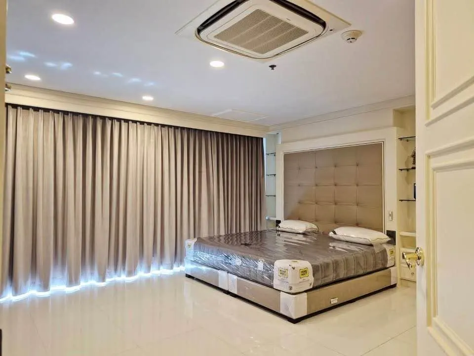 Schlafzimmer der 3-Zimmer-Wohnung (276 m²) im Lumpini Park View