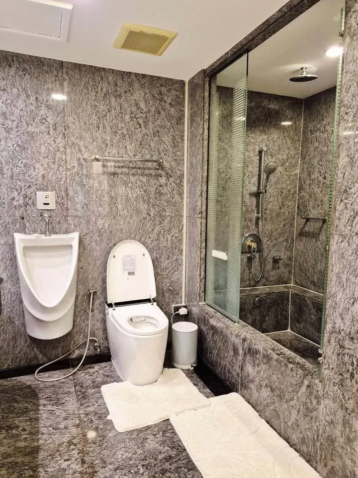 Badezimmer des 3-Zimmer-Condos (276 m²) im Lumpini Park View