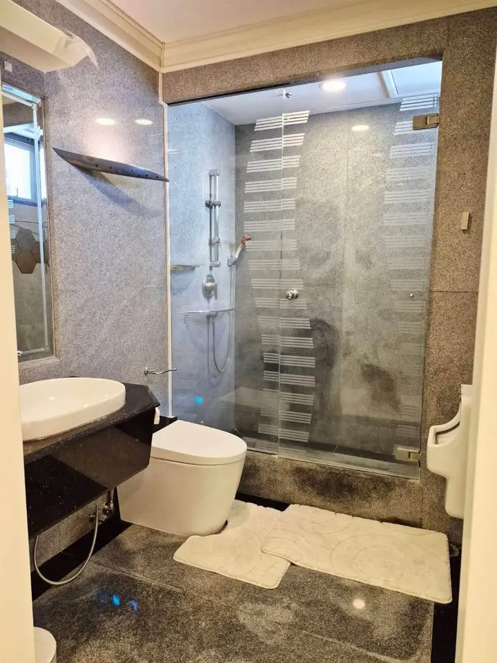 Badezimmer (Ansicht 2) des 3-Zimmer-Condos (276 m²) im Lumpini Park View