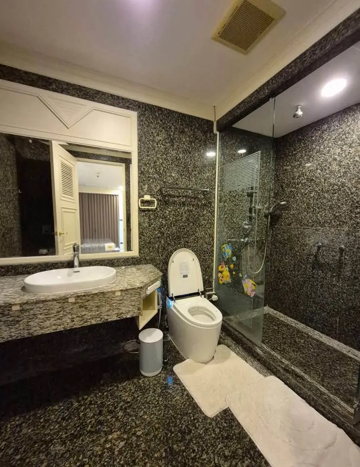 Badezimmer (Ansicht 3) des 3-Zimmer-Condos (276 m²) im Lumpini Park View