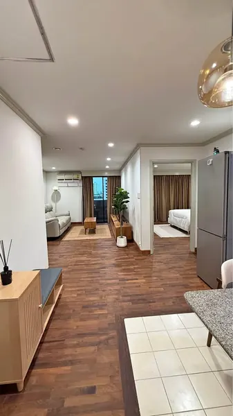 Living room of the 1-bedroom condo (54.5 sq.m.) at Sampoom Garden Condominium
