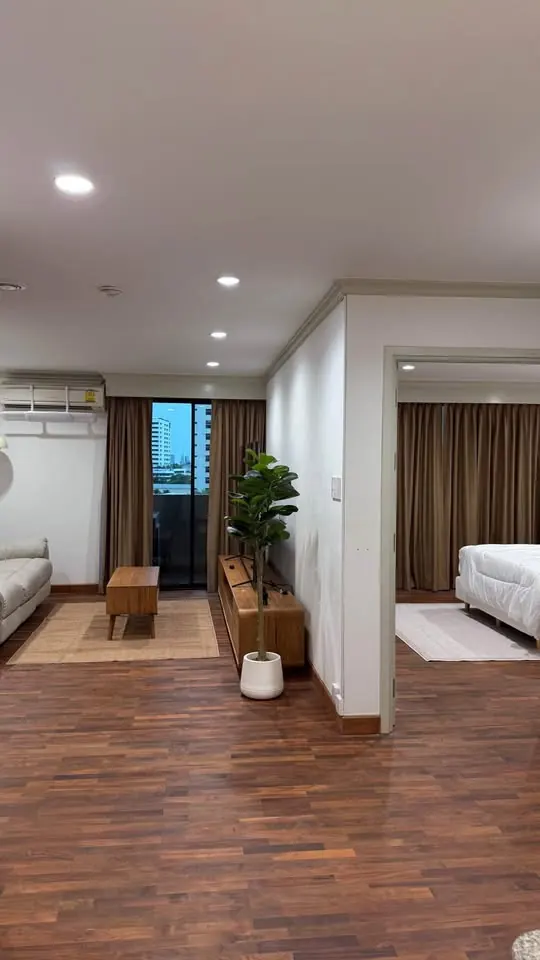 Living room (view 2) of the 1-bedroom condo (54.5 sq.m.) at Sampoom Garden Condominium