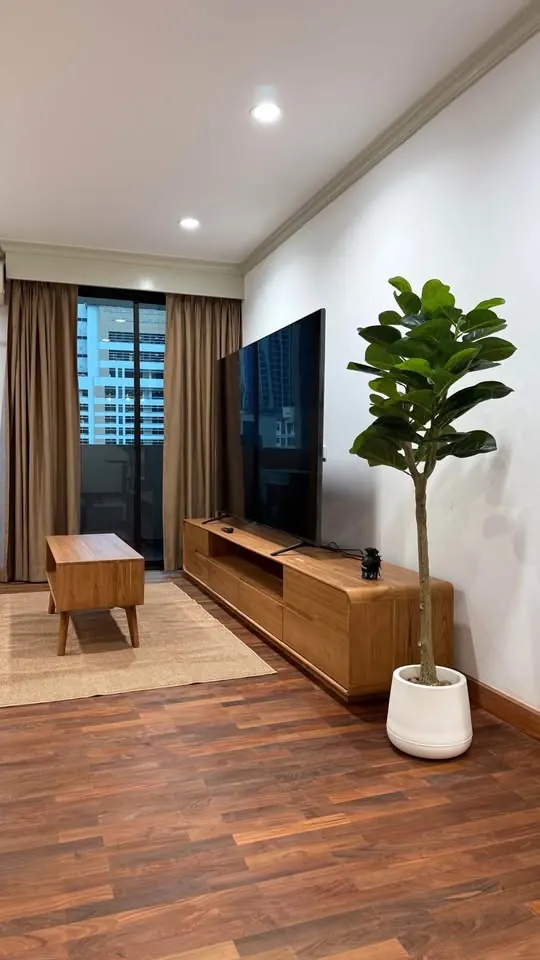 Living room (view 4) of the 1-bedroom condo (54.5 sq.m.) at Sampoom Garden Condominium
