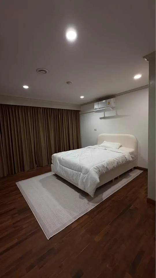 Bedroom of the 1-bedroom condo (54.5 sq.m.) at Sampoom Garden Condominium