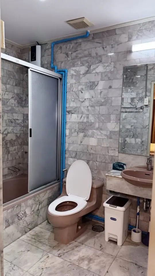Bathroom of the 1-bedroom condo (54.5 sq.m.) at Sampoom Garden Condominium