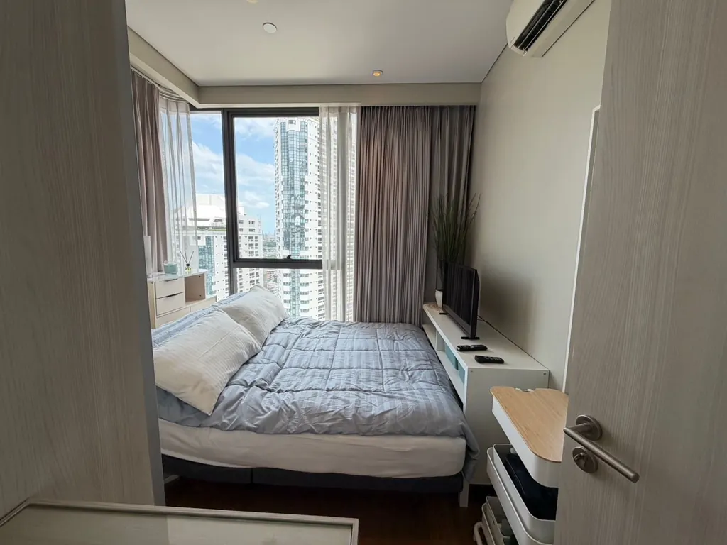 Bedroom (view 2) of the 2-bedroom condo (54 sq.m.) at The Lumpini 24