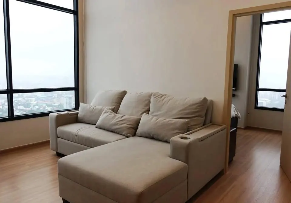 Salon (vue 2) du condo de 2 chambres (76 m²) à Maru Ekkamai 2
