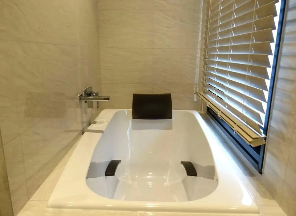 Salle de bain (vue 2) de l'appartement 2 chambre(s) (76 m²) au Maru Ekkamai 2