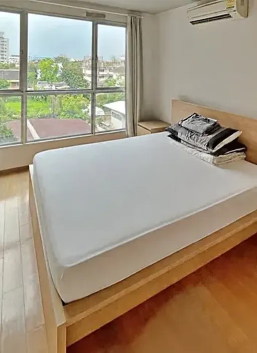 Living room of the 1-bedroom condo (40 sq.m.) at Hive Sukhumvit 65