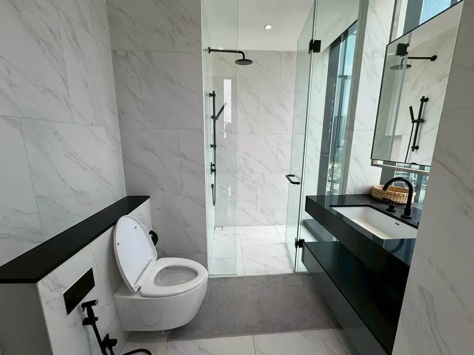 Bathroom of the 2-bedroom condo (72.5 sq.m.) at Tait Sathorn 12