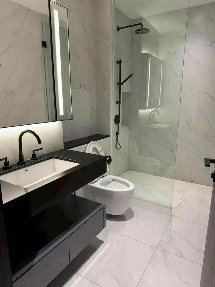 Bathroom (view 2) of the 2-bedroom condo (72.5 sq.m.) at Tait Sathorn 12