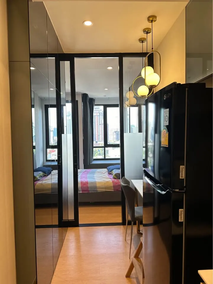 Kitchen of the 1-bedroom condo (30 sq.m.) at Maru Ekkamai 2