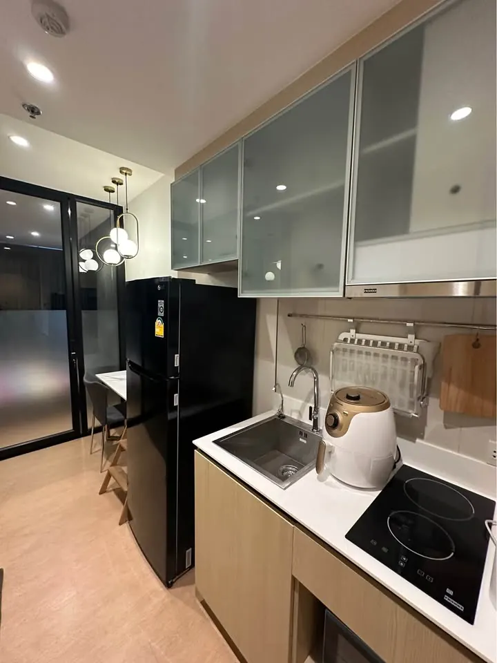 Kitchen (view 2) of the 1-bedroom condo (30 sq.m.) at Maru Ekkamai 2