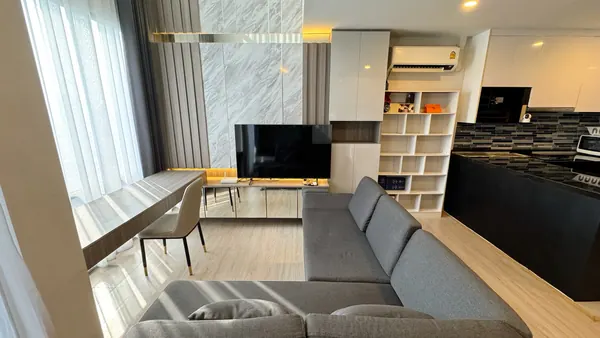Living room of the 1-bedroom condo (59 sq.m.) at Bangkok Horizon Sathorn