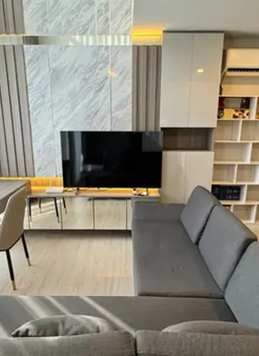 Living room of the 1-bedroom condo (59 sq.m.) at Bangkok Horizon Sathorn