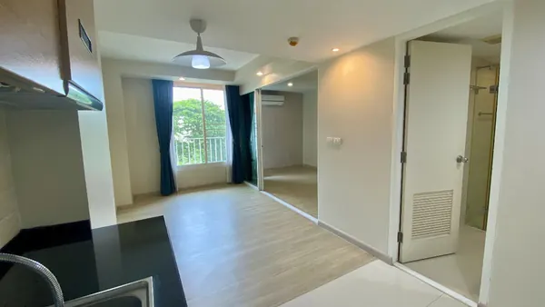 Living room of the 1-bedroom condo (33.6 sq.m.) at Focus On Saladaeng Condominium