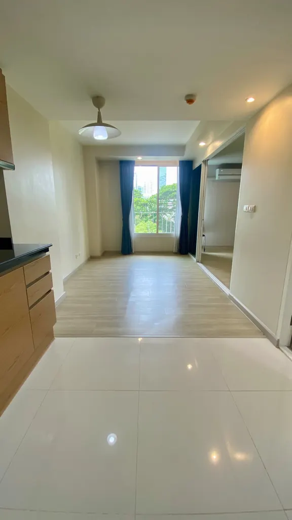 Focus On Saladaeng Condominium ရှိ အိပ်ခန်း 1 ခန်းပါ ကွန်ဒို (33.6 စတုရန်းမီတာ) ၏ ဧည့်ခန်း (ရှုခင်း 2)