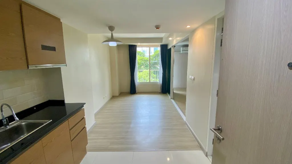 Focus On Saladaeng Condominium ရှိ အိပ်ခန်း 1 ခန်းပါ ကွန်ဒို (33.6 စတုရန်းမီတာ) ၏ ဧည့်ခန်း (ရှုခင်း 4)