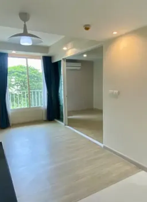 Living room of the 1-bedroom condo (33.6 sq.m.) at Focus On Saladaeng Condominium