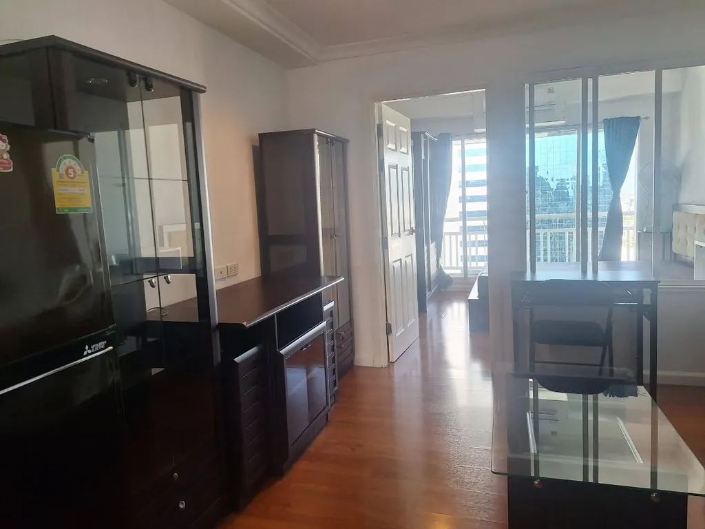 Гостиная (вид 2) кондоминиума с 1 спальнями (35 кв.м) в Grand Park View Asoke