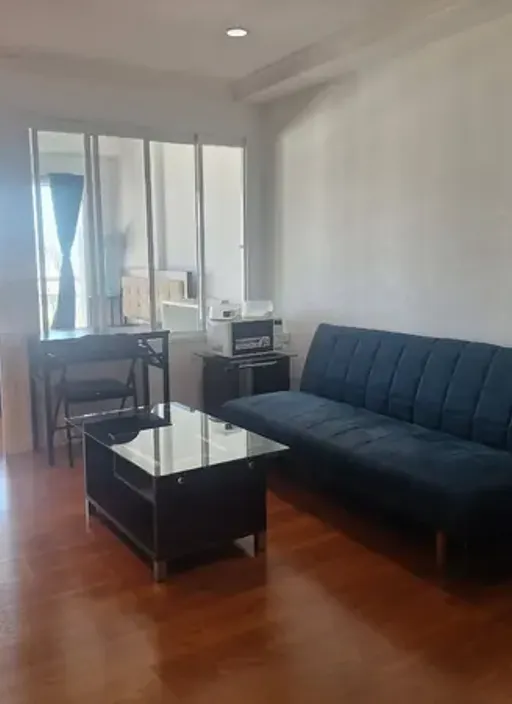 Living room of the 1-bedroom condo (35 sq.m.) at Grand Park View Asoke