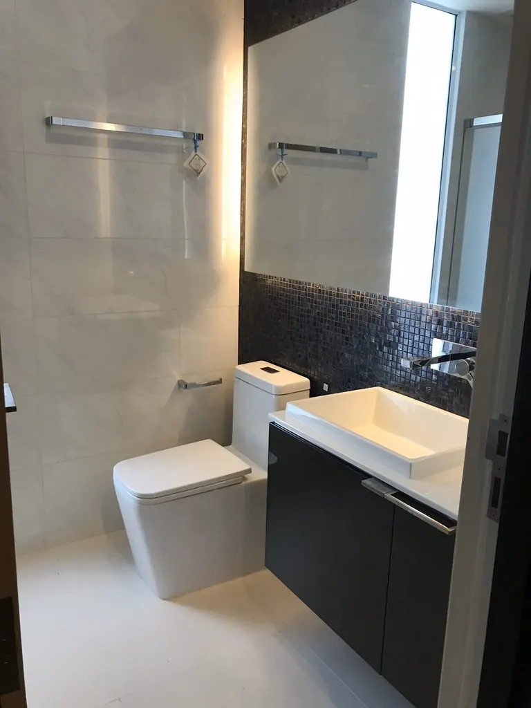 Bathroom of the 2-bedroom condo (78.5 sq.m.) at The Room Sathorn